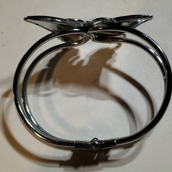 Elegant Silver and Green Butterfly Bracelet - Picture 4 of 4